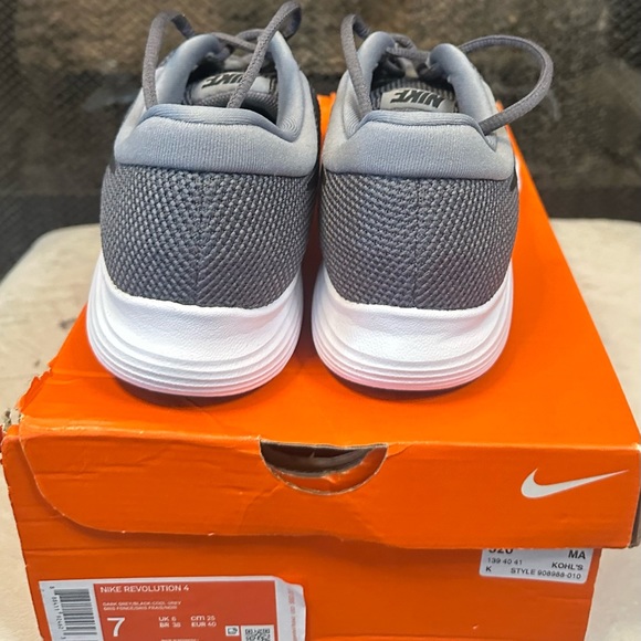 Nike Grey Revolution 4 size 7 women’s shoes - Picture 3 of 6